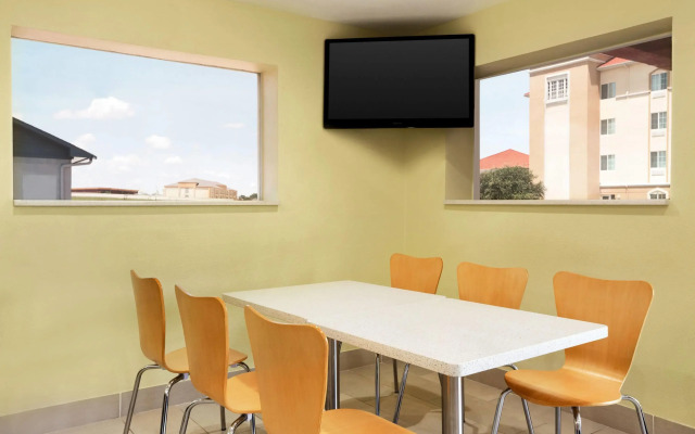 Super 8 by Wyndham Corsicana