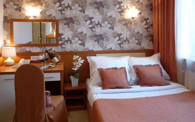 Eney Hotel