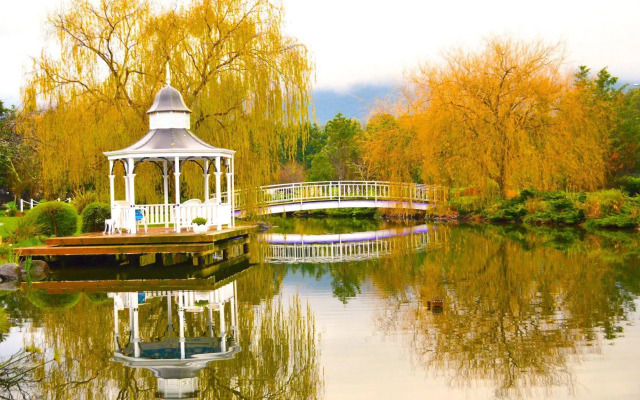 Lakeside Cottage