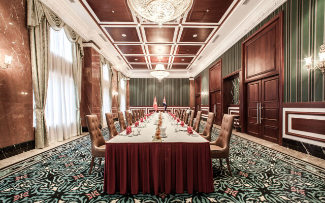 Army Hotel