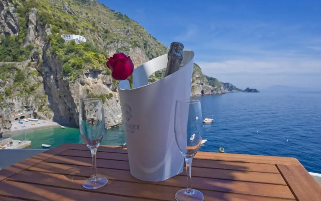 Romantic Room - A Rockside Escape