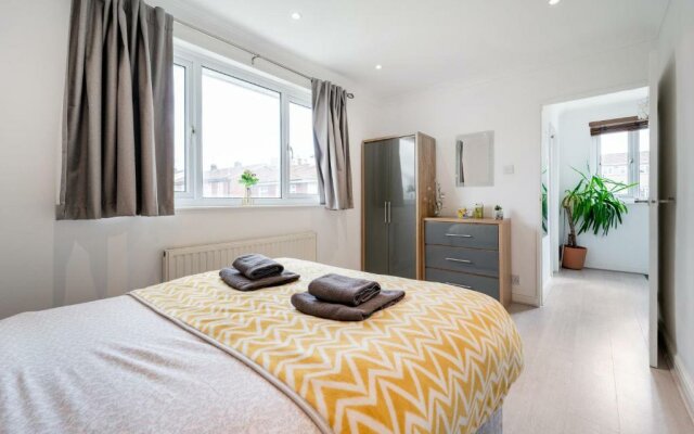 Dwellers Delight Living Ltd Serviced Accommodation, Chigwell, London 3 bedroom House, Upto 7 Guests, Free Wifi & Parking