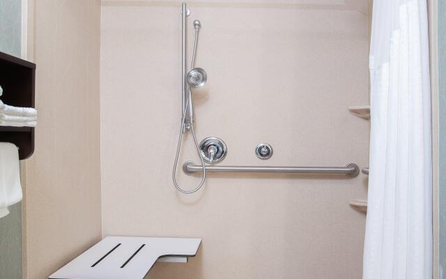 Holiday Inn Express & Suites Eureka by IHG