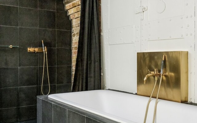 Skyline Water Front Penthouse Apartment