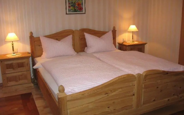 Ferienwohnung-Im-Kelterhaus-Wohnung-Blauer-Salon