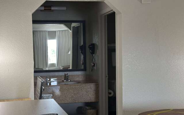 Super 8 by Wyndham Monroe