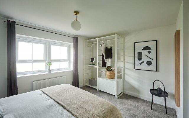 Warwick Serviced Home for 8 walking distance to University