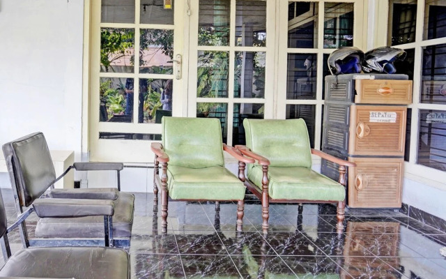 OYO Life 92937 Kost Putri Sarkara Syariah