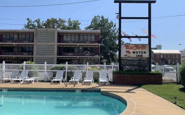 MacThrift Motor Inn
