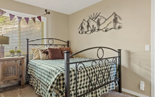 Bearfoot Lodge Near Hiking & Skiing!