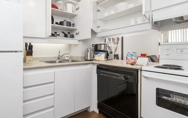 Atlas Suites - Bay & College