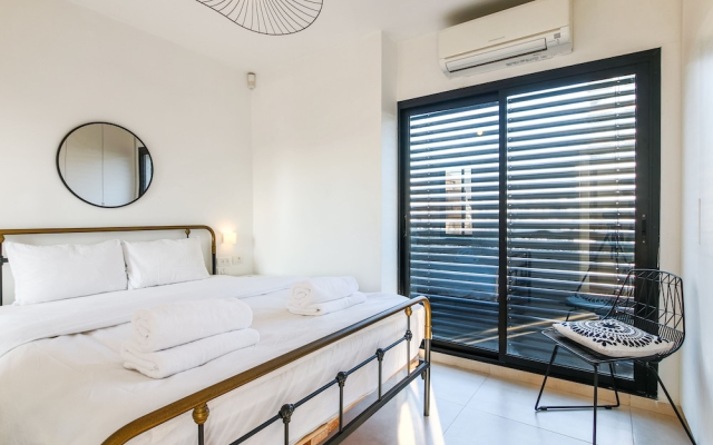 Chic Duplex Penthouse by FeelHome