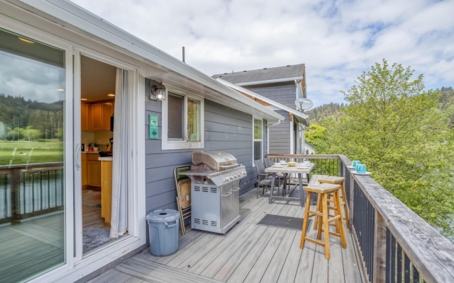 New Listing! Spacious Riverfront Gem W/ Firepit Home