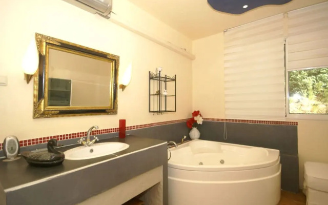 Charming Villa in Cavalaire-sur-mer With Pool