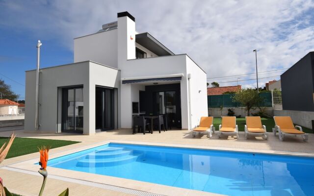 Lavish Villa in Foz do Arelho With Private Swimming Pool