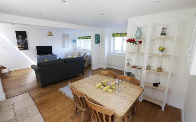 4a Dolphin Close