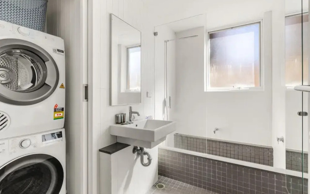 2-bed Harbourside Home With Views in Fab Location