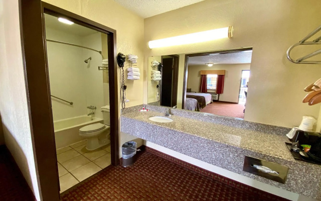 Super 8 by Wyndham Shawnee