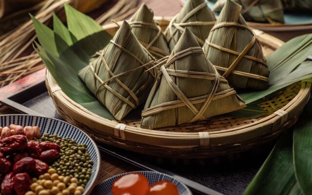 HUALUXE Nanjing Yangtze River by IHG