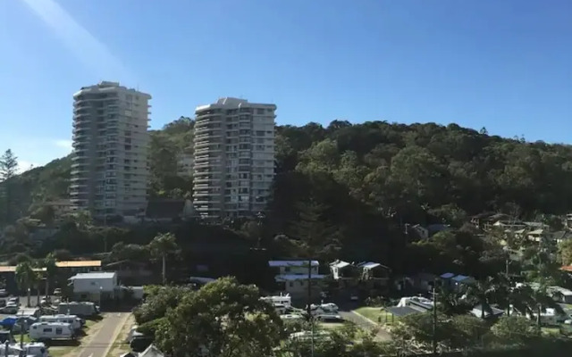 Modern 2 Bedroom Ocean View Apartment In Burleigh Heads