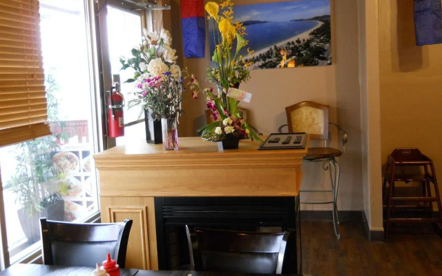 Econo Lodge Inn & Suites