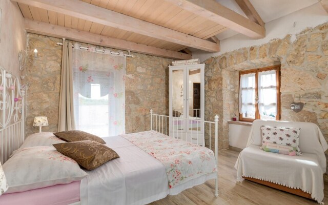 Beautiful Home in Kras With Wifi and 2 Bedrooms