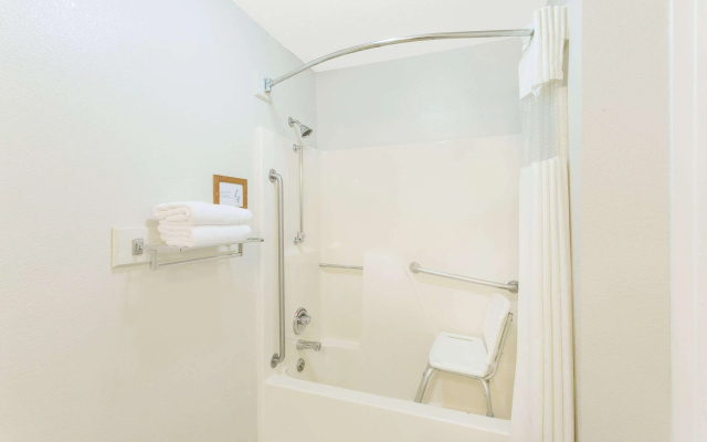 Upper Lake Inn and Suites