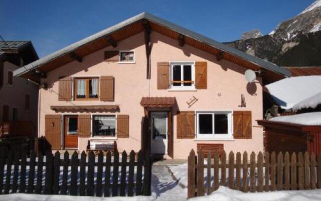 House Demi chalet avec agréable jardinet