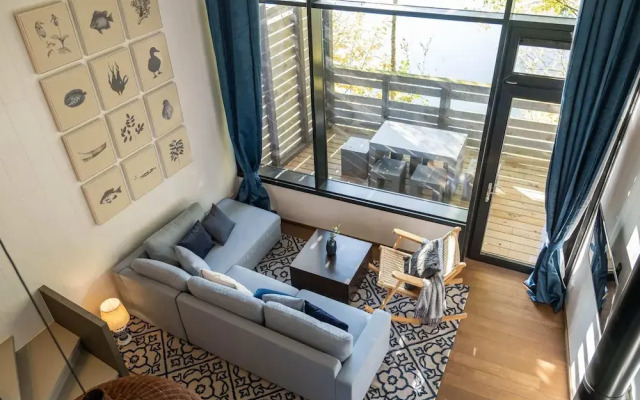 Waterside Elegance Sky Pad