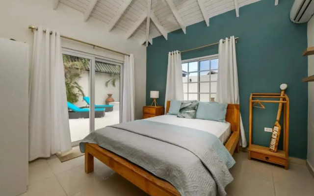 Blue Makini Villa in Noord