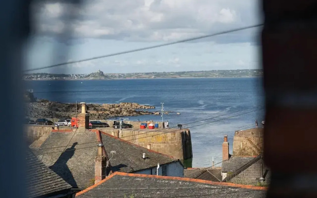 Seaview-2br-sleeps5-cottage-fastwifi-woodburner