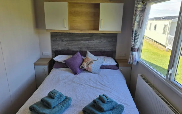 3 Bed-sleeps 8-free Parking-5 Min to Beach