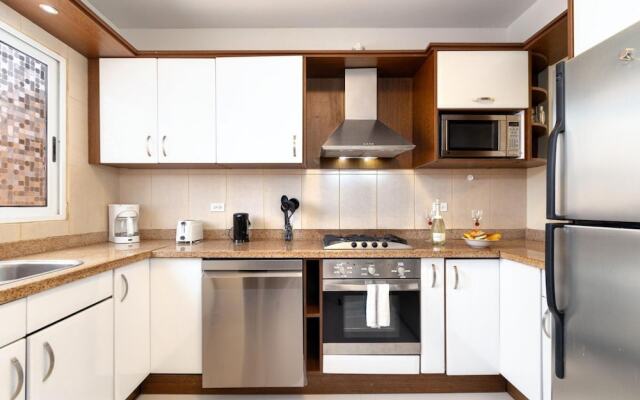 2br2 5BA Townhouse w Pool 3min Walk 2 Eaglebeach