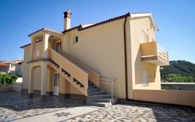 Apartment BePa - 200 m from sandy beach: A2 Lopar, Island Rab