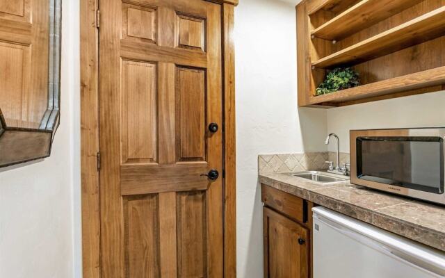 4 Bedroom Antlers Vacation Rental With Incredible Slopeside Views and Just a Short Walk to Gondola and Lionshead Village