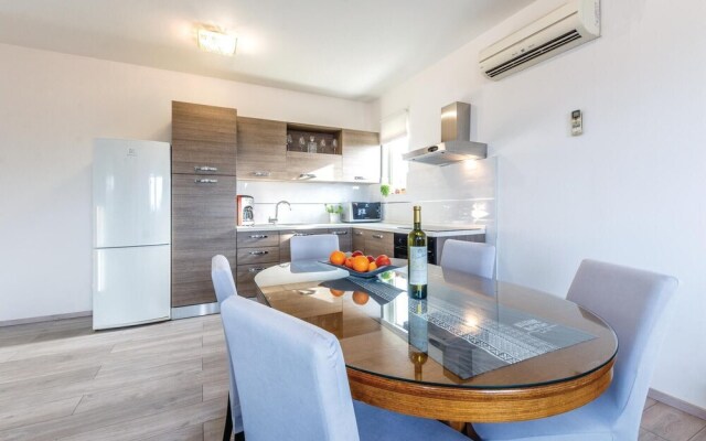 Nice Home in Podstrana With Wifi and 2 Bedrooms