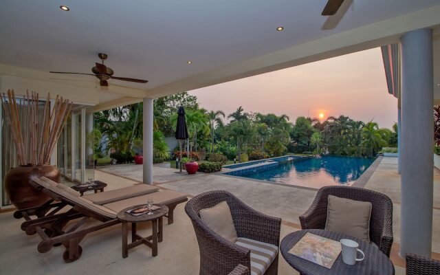 Pattaya Sunset Villa 4 Bedroom Sleeps 8