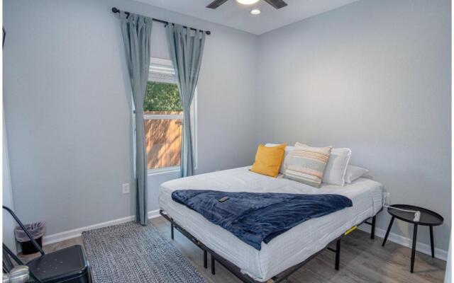 Delightfully Renovated 4 BR2 BA Near DT Riverwalk