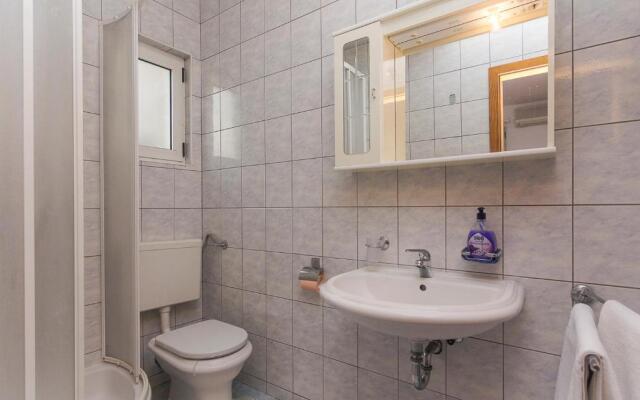 Apartment and room Marin Makarska