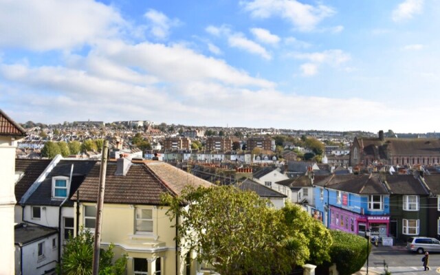 2 Bedroom Apartment With Balcony in Brighton