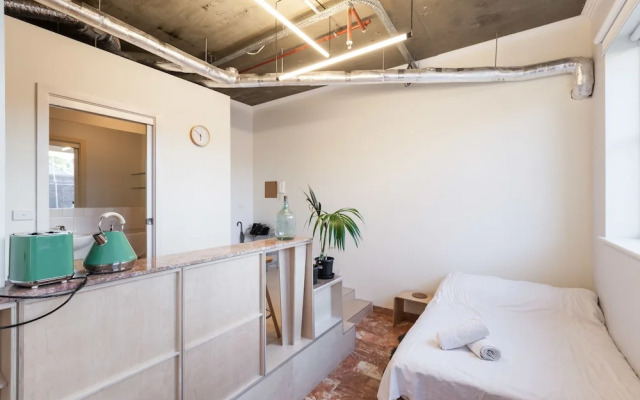 LUCINDA, Carlton Studio Apartment