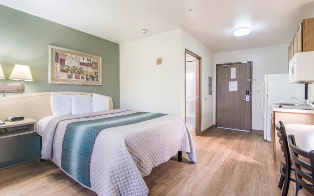 HomeTowne Studios & Suites by Red Roof Bentonville