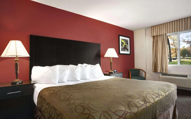 Travelodge by Wyndham Traverse City MI