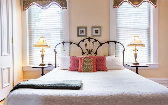 DuPont Mansion Bed & Breakfast