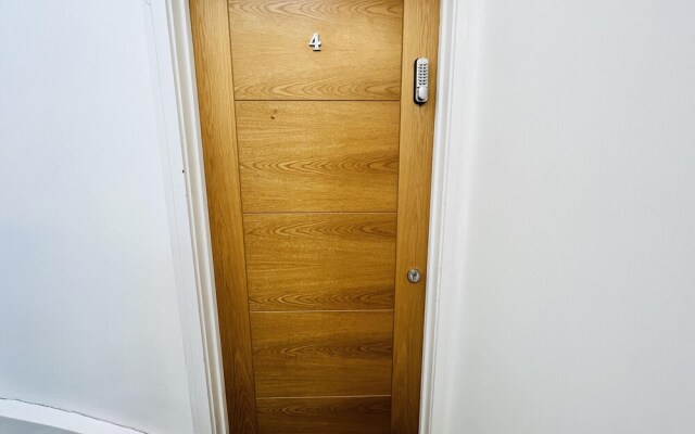 1-bed Apartment in Ealing, 3 Mins From Station