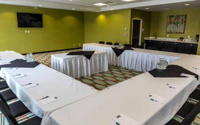 Holiday Inn Express & Suites Thunder Bay by IHG