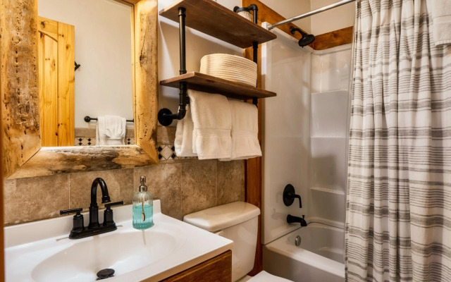 3-MasterSuites-GorgeousViews-GameRm-HotTub-Gburg7min-Ober5min-Bears!