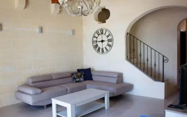 Kenn - 4 bedrooms (sleeps 8+2 kids) Gharb village