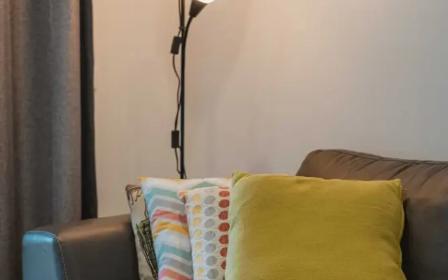 Lonsdale St 1-bed Unit With Study Area and Parking