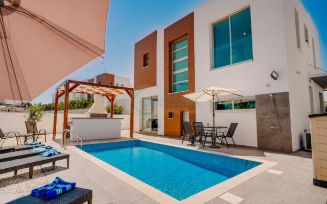 Dream 3bdr villa with private pool near the beach!
